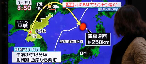 Televisão japonesa mostra lançamento do míssil balístico intercontinental, Hwasong-15, realizado pela Coreia do Norte - Sputnik Brasil