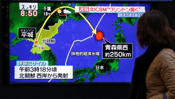 Televisão japonesa mostra lançamento do míssil balístico intercontinental, Hwasong-15, realizado pela Coreia do Norte - Sputnik Brasil
