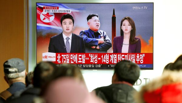 Pessoas assistem às noticias sobre lançamento do míssil Hwasong-15 efetuado pela Coreia do Norte em 28 de novembro - Sputnik Brasil