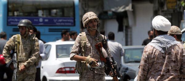 Membros da Guarda Revolucionária iraniana fora do parlamento iraniano durante o ataque contra complexo em Teerã, em 7 de junho de 2017 - Sputnik Brasil