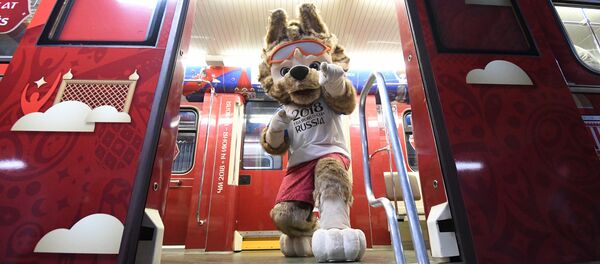 Mascote oficial da Copa do Mundo de 2018, lobo Zabivaka, exibido durante apresentação do trem oficial da Copa do Mundo de 2018 – maior evento de futebol que será realizado na Rússia - Sputnik Brasil