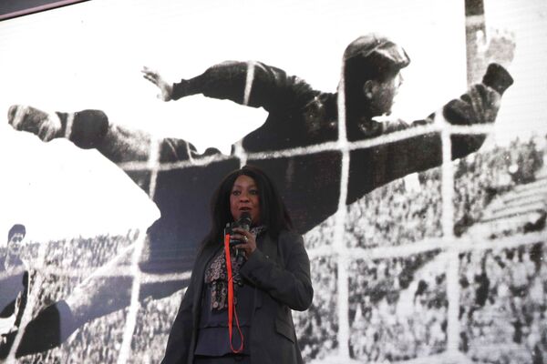 Secretária-geral da FIFA, Fatma Samoura, durante apresentação do trem oficial da Copa do Mundo de 2018 - Sputnik Brasil