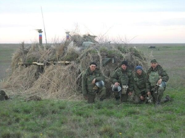 Yann Avril com seus amigos depois dos exercícios - Sputnik Brasil