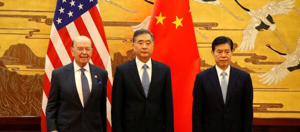 Secretário de Comércio dos EUA, Wilbur Ross, vice-premiê da China, Wang Yang, e ministro de Comércio chinês, Zhong Shan, com as bandeiras nacionais em fundo, Pequim, 8 de novembro de 2017 - Sputnik Brasil