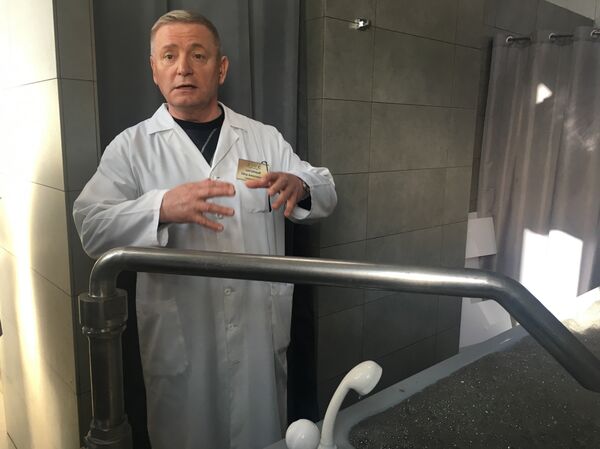 Pyotr Nagorny, médico principal do sanatório de Saki, explica aos jornalistas como funciona a terapia de banhos - Sputnik Brasil