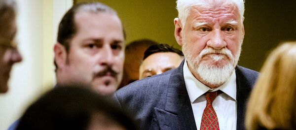 Slobodan Praljak sendo julgado pelos crimes de guerra na Guerra da Bósnia, em Haia, Holanda, 29 de novembro de 2017 - Sputnik Brasil