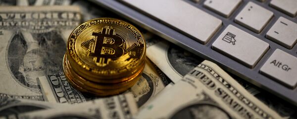 Moedas virtuais, bitcoins, cédulas de dólares - Sputnik Brasil