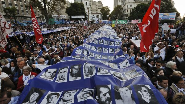 Manifestantes protestam pelas mortes de centenas de argentinos durante a ditadura militar que a Argentina testemunhou entre 1976 e 1983 - Sputnik Brasil