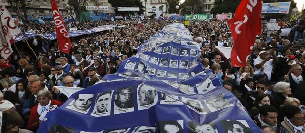 Manifestantes protestam pelas mortes de centenas de argentinos durante a ditadura militar que a Argentina testemunhou entre 1976 e 1983 - Sputnik Brasil