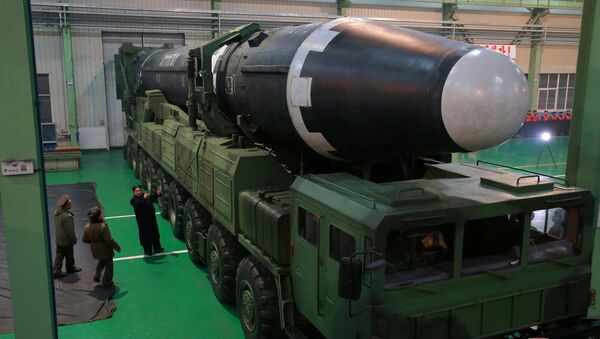 Líder norte-coreano Kim Jong-un perto do novo míssil balístico intercontinental Hwasong-15 - Sputnik Brasil