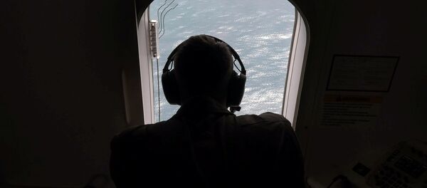 Oficial da Marinha dos EUA ajuda a buscar o submarino ARA San Juan - Sputnik Brasil