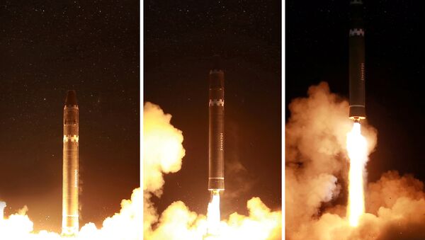 Lançamento do míssil balístico intercontinental Hwasong-15 que teve lugar na noite de 28 para 29 de novembro - Sputnik Brasil