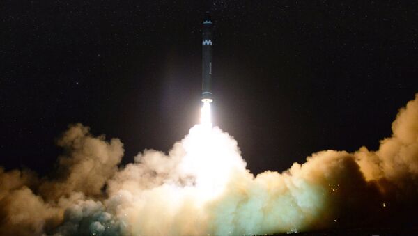 Lançamento do míssil balístico intercontinental Hwasong-15 que teve lugar na noite de 28 para 29 de novembro - Sputnik Brasil