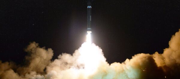 Lançamento do míssil balístico intercontinental Hwasong-15 que teve lugar na noite de 28 para 29 de novembro Lançamento do míssil balístico intercontinental Hwasong-15 que teve lugar na noite de 28 para 29 de novembro - Sputnik Brasil