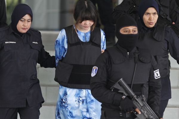 Vietnamita Doan Thi Huong (de vestido e colete à prova de balas) acompanhada por policiais enquanto sai do tribunal em Shah Alam, Malásia - Sputnik Brasil