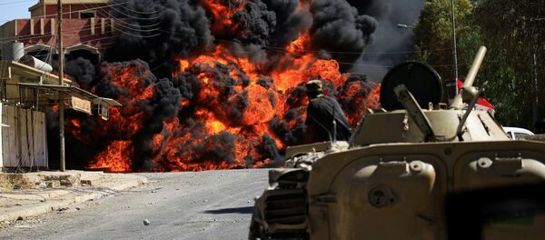 Fumaça se espalha durante confrontos entre as tropas iraquianas e Forças de Mobilização Popular contra o Daesh en Tal Afar, Iraque, agosto de 2017 Fumaça se espalha durante confrontos entre as tropas iraquianas e Forças de Mobilização Popular contra o Daesh en Tal Afar, Iraque, agosto de 2017 - Sputnik Brasil