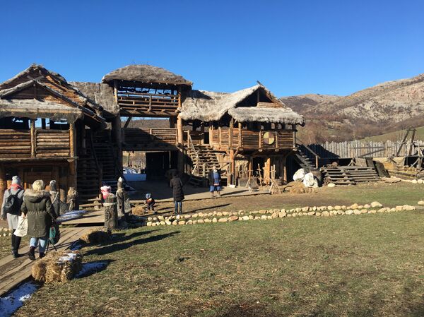 Portão principal do parque temático Viking, na Crimeia, visto por dentro - Sputnik Brasil