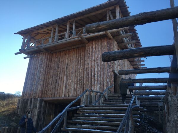 Uma das torres principais da aldeia viking que servia como fortificação contra inimigos e hoje em dia oferece uma vista deslumbrante para o parque temático Viking, na Crimeia - Sputnik Brasil