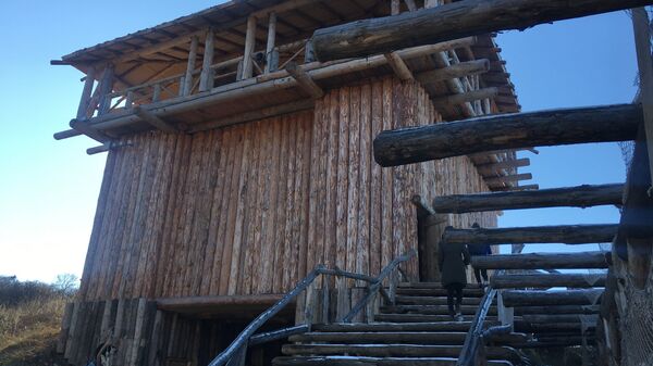 Uma das torres principais da aldeia viking que servia como fortificação contra inimigos e hoje em dia oferece uma vista deslumbrante para o parque temático Viking, na Crimeia - Sputnik Brasil