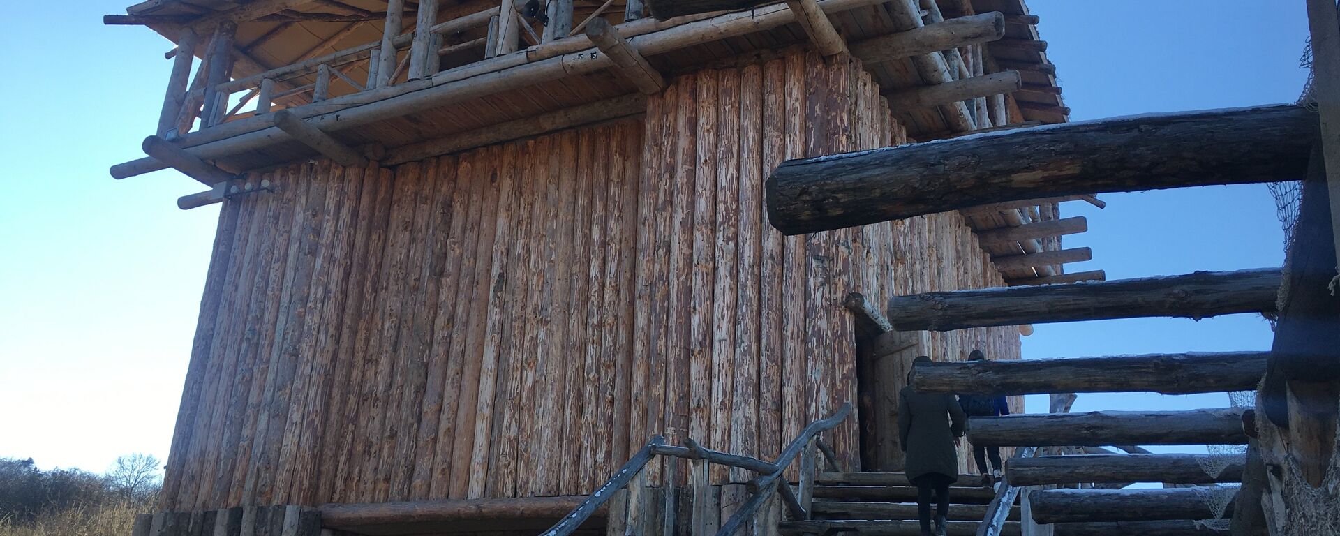 Uma das torres principais da aldeia viking que servia como fortificação contra inimigos e hoje em dia oferece uma vista deslumbrante para o parque temático Viking, na Crimeia - Sputnik Brasil, 1920, 23.03.2026