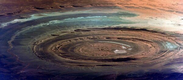 Famosa estrutura geológica de Richat, conhecida também como Olho da África, com diâmetro de cerca de 50 km, localizada na parte mauritana do deserto de Saara, fotografada do espaço - Sputnik Brasil