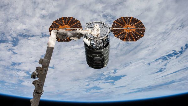 Nave espacial estadunidense Cygnus está sendo acoplado à Estação Espacial Internacional através de um braço robótico pelos astronautas Paolo Nespoli e Randy Bresnik, em 14 de novembro de 2017 - Sputnik Brasil