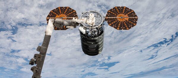 Nave espacial estadunidense Cygnus está sendo acoplado à Estação Espacial Internacional através de um braço robótico pelos astronautas Paolo Nespoli e Randy Bresnik, em 14 de novembro de 2017 - Sputnik Brasil