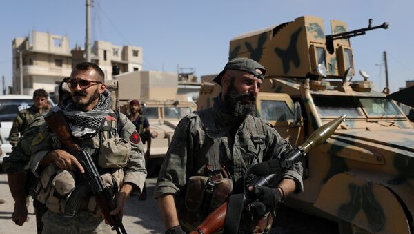 Combatentes das Forças Democráticas da Síria com armas nas mãos perto de veículos militares em Raqqa, Síria - Sputnik Brasil