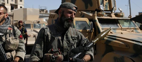 Combatentes das Forças Democráticas da Síria com armas nas mãos perto de veículos militares em Raqqa, Síria Combatentes das Forças Democráticas da Síria com armas nas mãos perto de veículos militares em Raqqa, Síria - Sputnik Brasil