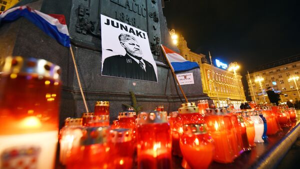 Velas e bandeiras colocadas no centro de Zagreb em 30 de novembro de 2017 em memória ao general Slobodan Praljak que se suicidou um dia antes na sala do Tribunal Penal Internacional - Sputnik Brasil