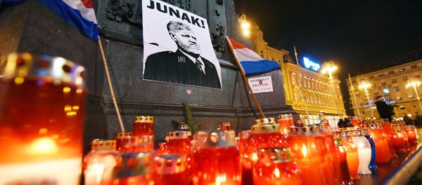 Velas e bandeiras colocadas no centro de Zagreb em 30 de novembro de 2017 em memória ao general Slobodan Praljak que se suicidou um dia antes na sala do Tribunal Penal Internacional - Sputnik Brasil