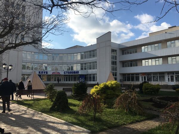 Edifício principal do Sanatório Militar Pirogov, pertencente ao Ministério da Defesa da Rússia e localizado na cidade de Saki, na Crimeia Edifício principal do Sanatório Militar Pirogov, pertencente ao Ministério da Defesa da Rússia e localizado na cidade de Saki, na Crimeia - Sputnik Brasil