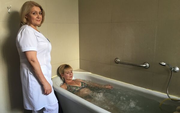 Uma das médicas do Sanatório Militar Pirogov posa com uma paciente, enquanto esta toma um banho medicinal - Sputnik Brasil