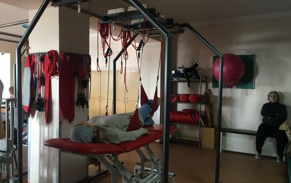 Centro de treinamento muscular e articular no Centro de Tratamento de Reabilitação do Sanatório Militar Pirogov, na Crimeia - Sputnik Brasil