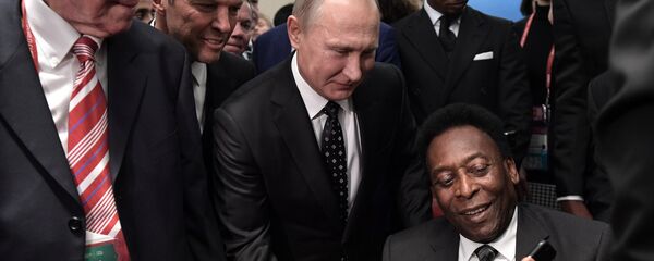 Pelé se encontra com o presidente russo, Vladimir Putin, na cerimônia do sorteio dos grupos da Copa do Mundo Rússia 2018 - Sputnik Brasil