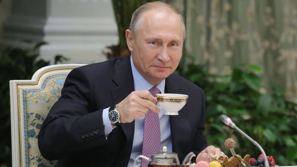 Presidente russo, Vladimir Putin, recebe vencedores do concurso Família do Ano - Sputnik Brasil