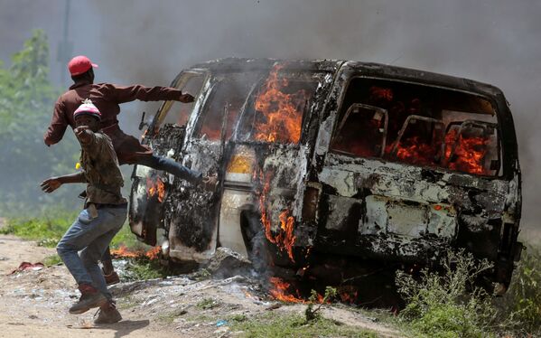 Oposição do Quênia perto de carro em chamas - Sputnik Brasil