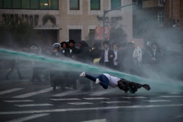 Polícia israelense usa jatos de água durante manifestação de judeus ultra ortodoxos - Sputnik Brasil