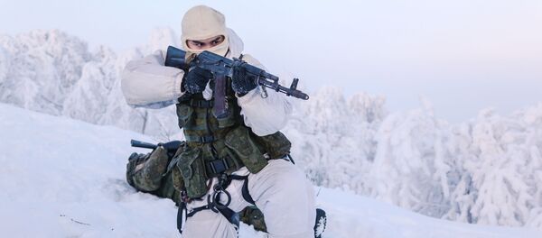 Fuzileiro naval da Frota do Norte russa durante treinamentos na região de Murmansk, Rússia - Sputnik Brasil