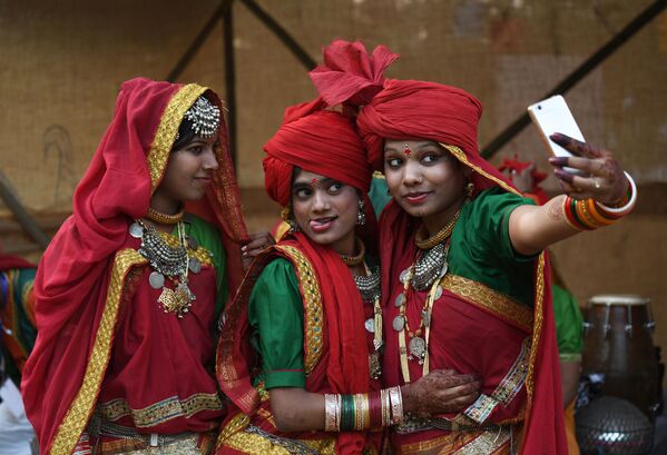 Artistas hindus tiram selfie antes do show dedicado a evento cultural - Sputnik Brasil