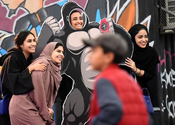 Meninas tiram selfie com moldura de King Kong na capital saudita, Riad - Sputnik Brasil