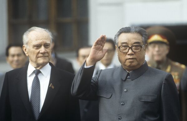 Primeiro-ministro da União Soviética, Nikolai Tikhonov, e Kim Il-sung durante a visita do líder norte-coreano à URSS, 1984 - Sputnik Brasil