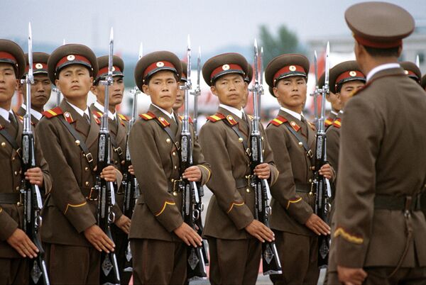 Guarda de honra no aeroporto de Pyongyang - Sputnik Brasil