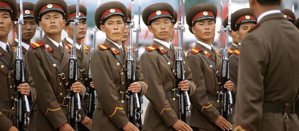 Guarda de honra no aeroporto de Pyongyang - Sputnik Brasil