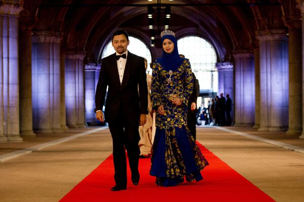 Príncipe Al-Muhtadee Billah Bolkiah de Brunei com sua esposa Anak Sarah - Sputnik Brasil