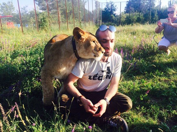 Artyom Martirosyan com sua filha, leoa Legenda - Sputnik Brasil