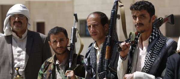 Rebeldes Houthis armados no Iêmen - Sputnik Brasil