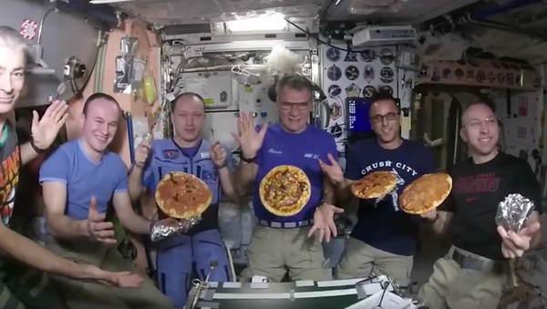 Astronauta estadunidense Randy Bresnik‏ publicou um vídeo que mostra a tripulação da EEI, preparando e comendo pizza em condições de gravidade zero - Sputnik Brasil