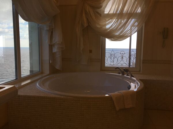Banheiro com vista deslumbrante para o mar em um dos apartamentos do hotel Palmira Palace, em Yalta - Sputnik Brasil