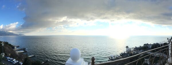 Vista panorâmica do mar que se tem de um dos apartamentos do hotel Palmira Palace, em Yalta - Sputnik Brasil